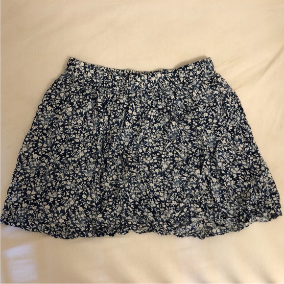 Ladies Floral Hollister Mini Skirt Floral Mini Skirt
Great condition, no flaws - Picture 3 of 4